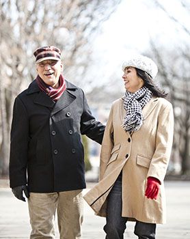 Hombre y mujer que caminan al aire libre en invierno.
